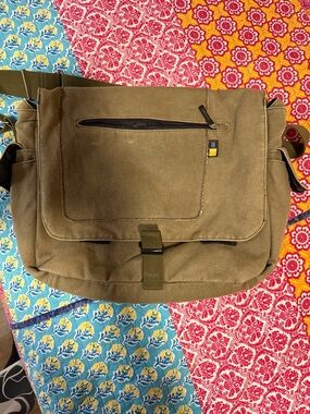 Case Logic CSAM-15 Canvas 15.4-Inch Army Green Messenger Bag